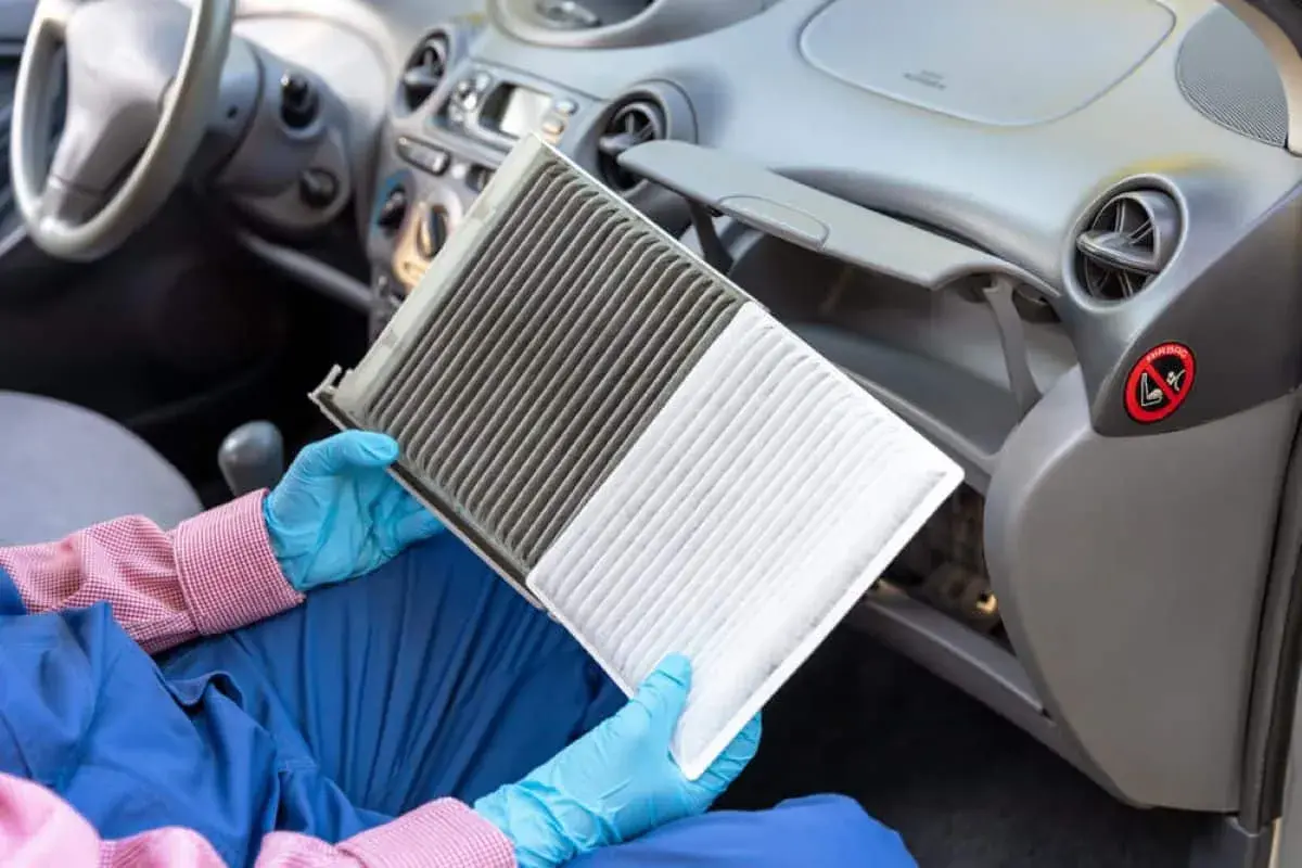 Filtro de aire del coche sucio, una causa común de por qué huele mal el aire acondicionado.