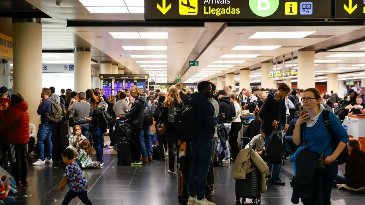 Gente esperando en un aeropuerto, buscando información sobre cómo usar el metro de Barcelona.