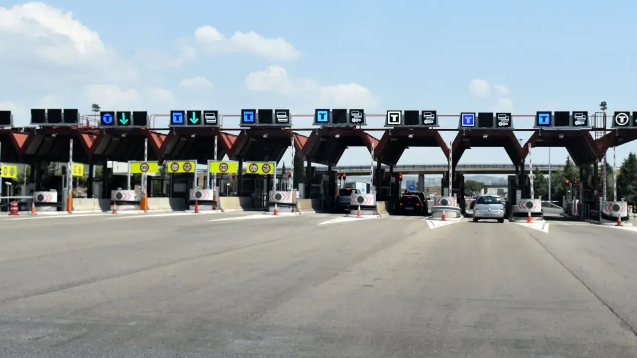 Carriles de peaje en España con señales luminosas indicando el paso.