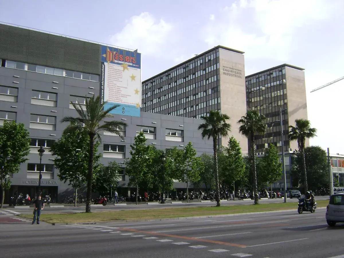 Edificios de la **parking zona universitaria Barcelona**. Fachada de la Facultad de Física y edificios de Ingeniería Industrial.