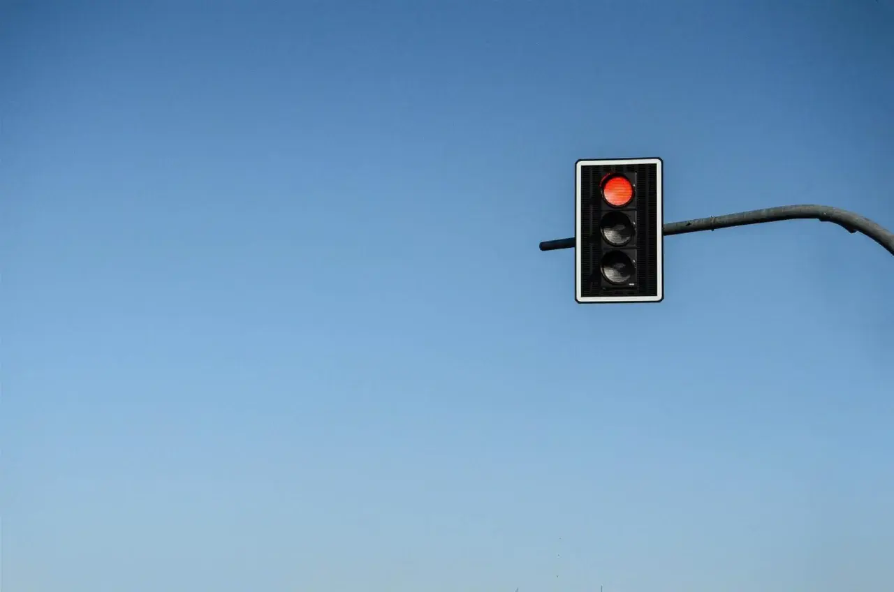 Semáforo con luz roja encendida. ¿Qué significan unas luces rojas intermitentes? Detenerse y esperar.