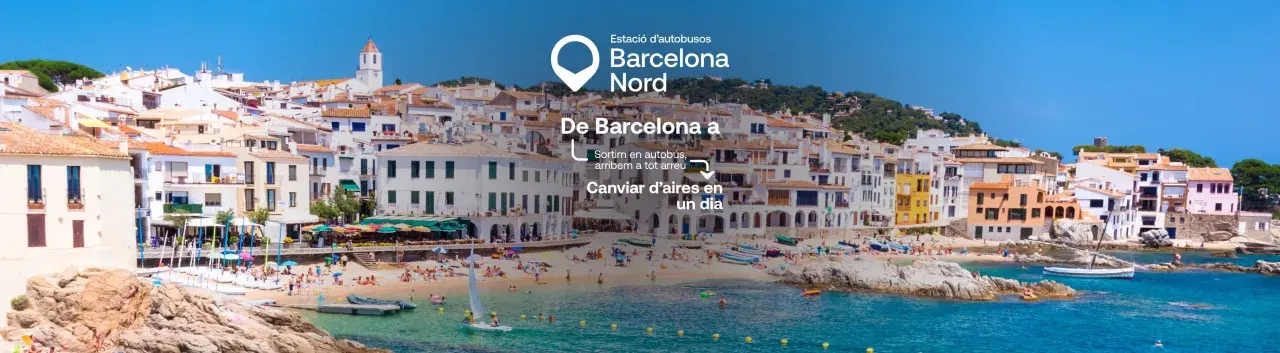 Un pueblo costero blanco con tejados naranjas, una playa con gente y barcos. Sal de Barcelona Nord en autobús para cambiar de aires.