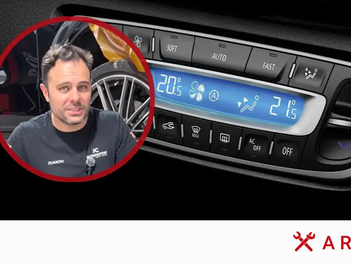 Juanjo explica cómo cargar aire acondicionado coche, mostrando el panel de control digital.