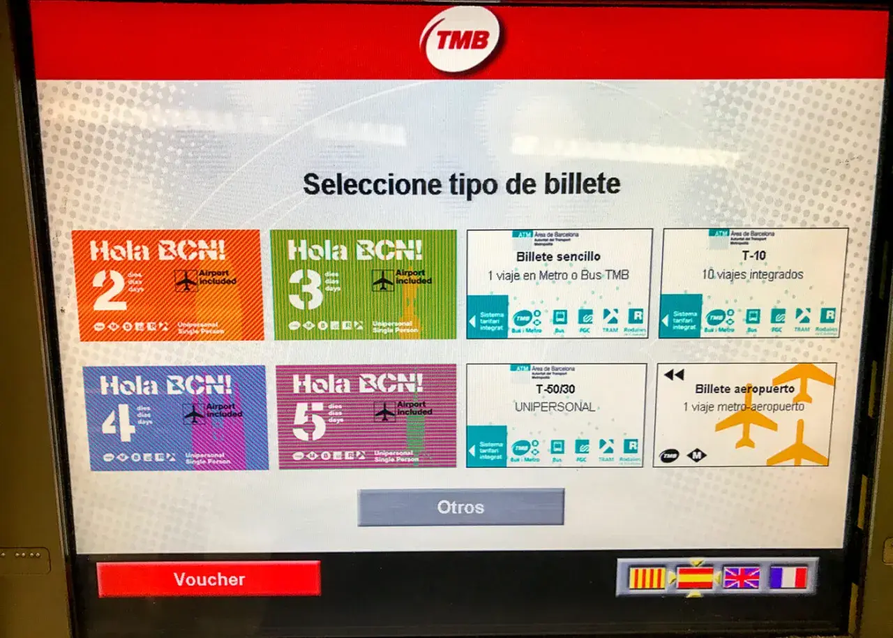 Máquina expendedora de billetes de transporte en Barcelona. Opciones: "Hola BCN!" (2, 3, 4, 5 días), billete sencillo, T-10, T-50/30 y billete aeropuerto.