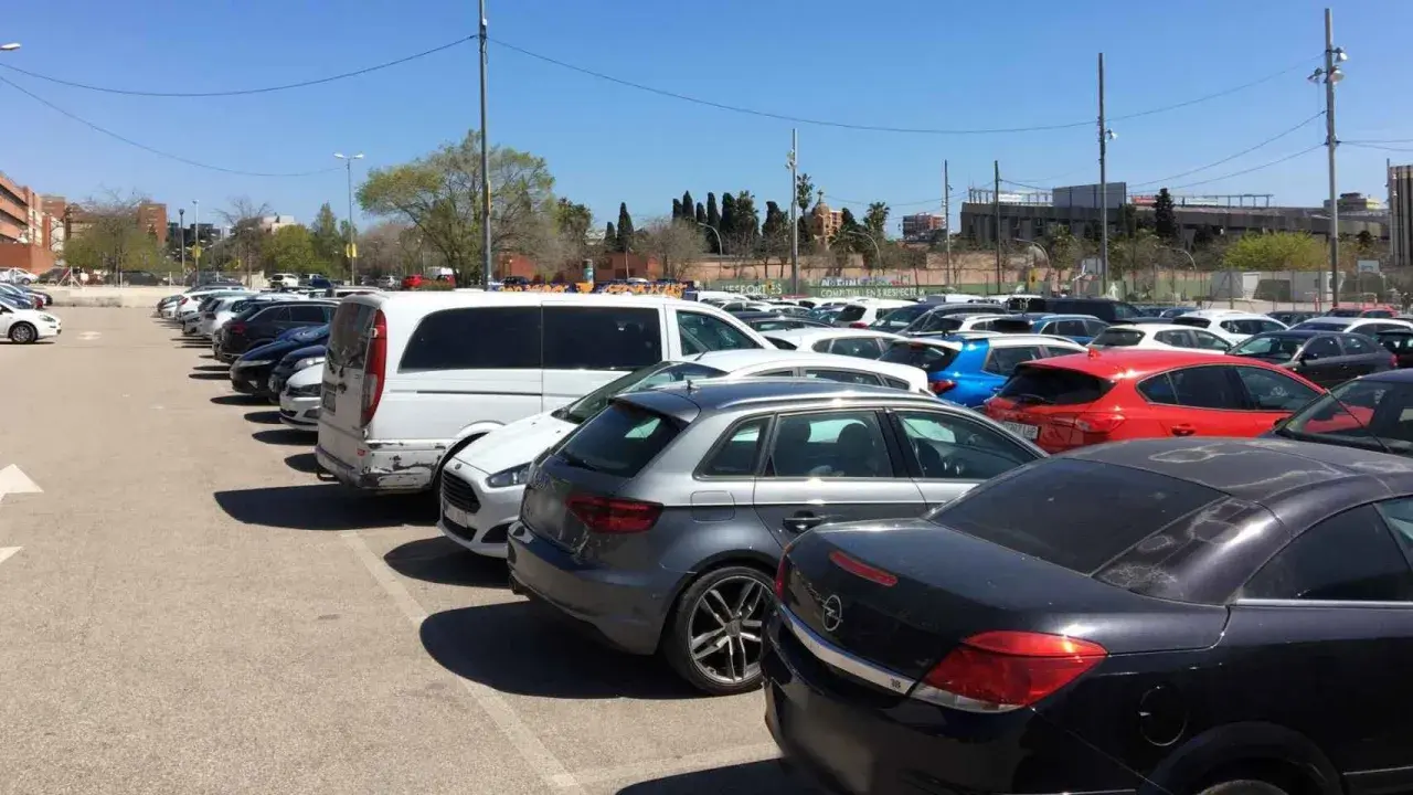 Amplio aparcamiento con muchos coches. ¿Buscas dónde aparcar gratis cerca del aeropuerto de Barcelona?