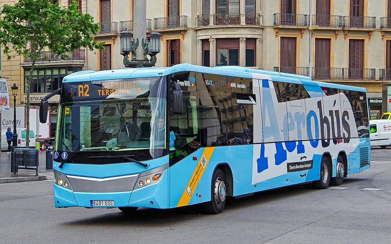Autobús Aerobús A2 en Plaza Catalunya, Barcelona, listo para llevarte al aeropuerto.