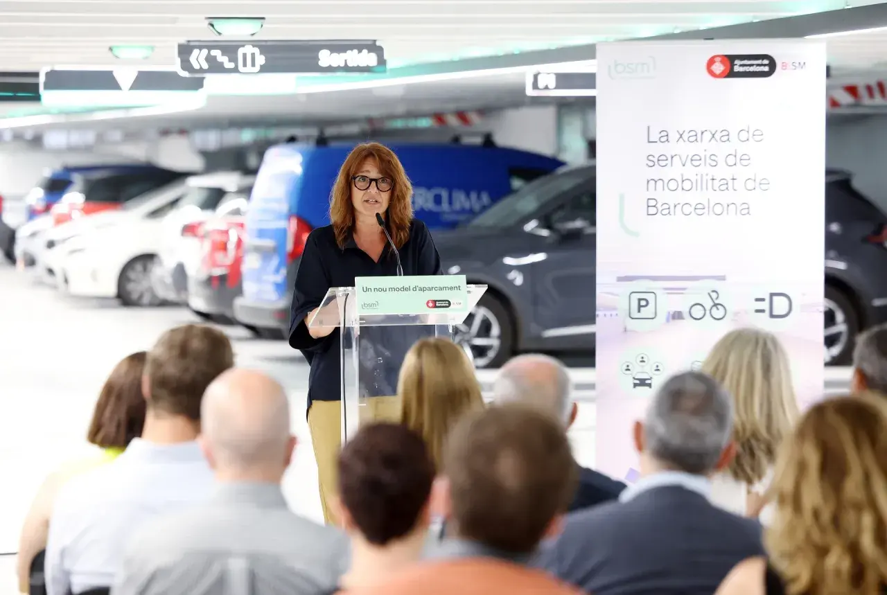 Mujer habla en un evento de BSM Marina Port sobre un nuevo modelo de aparcamiento.