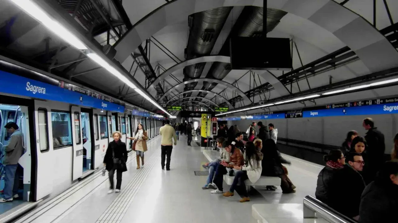 Gente esperando en la estación de metro Sagrera. ¿A qué hora cierra la metro a Barcelona?