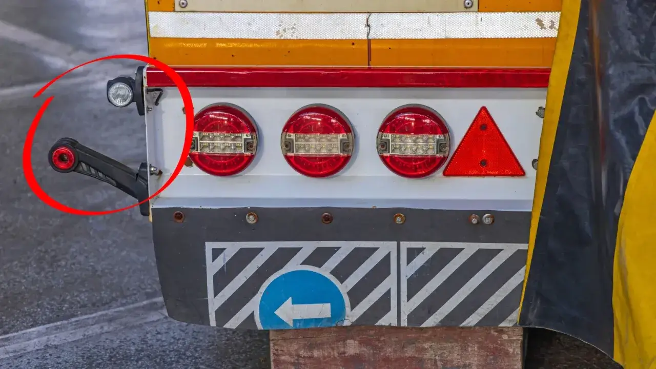 El galibo que es, es un brazo negro con detalles rojos, parte de un sistema de luces traseras de un camión.