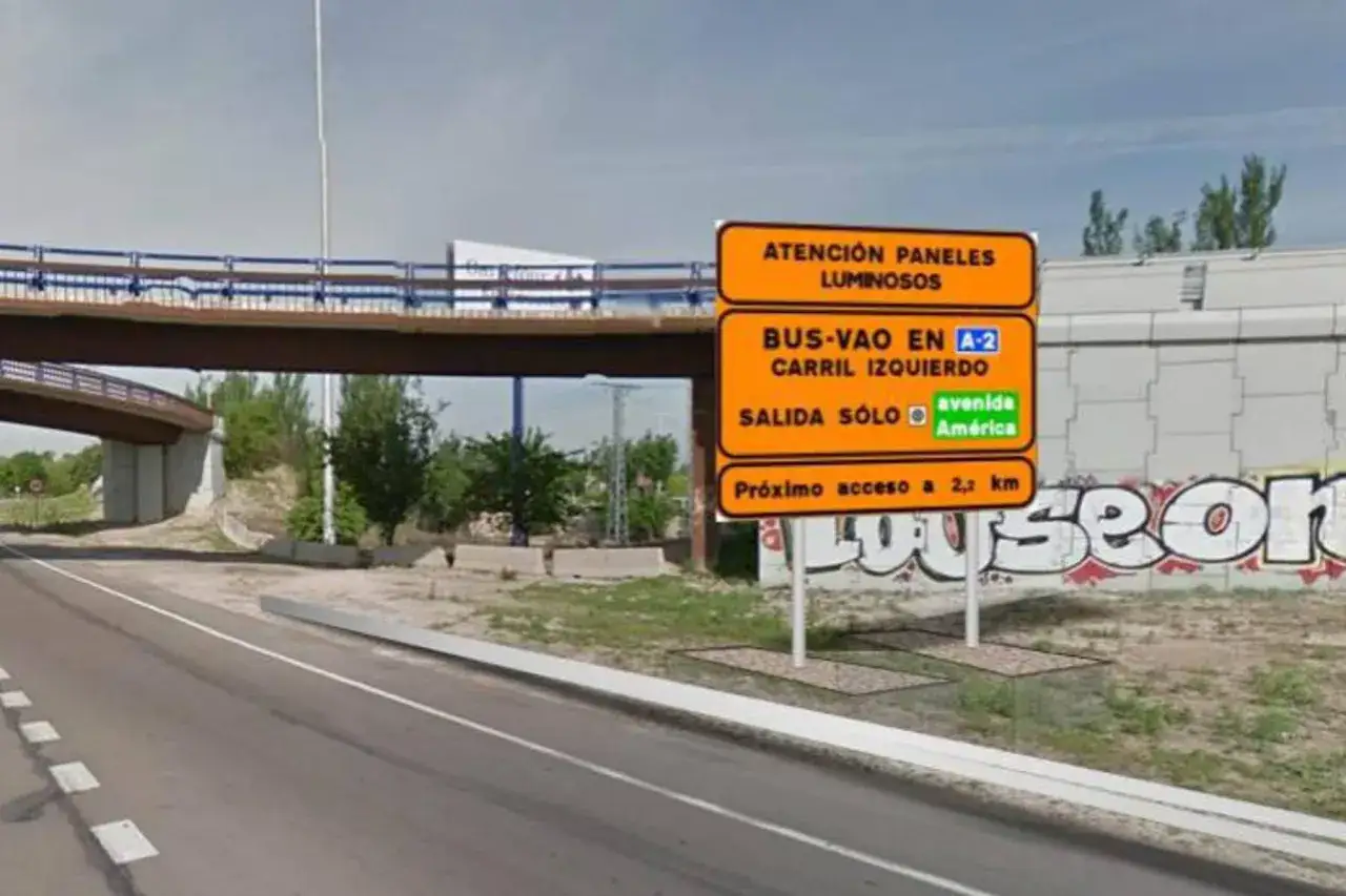 Se&ntilde;al de tr&aacute;fico indica carril BUS-VAO en A-2, salida a Avenida de Am&eacute;rica en 2,2 km.