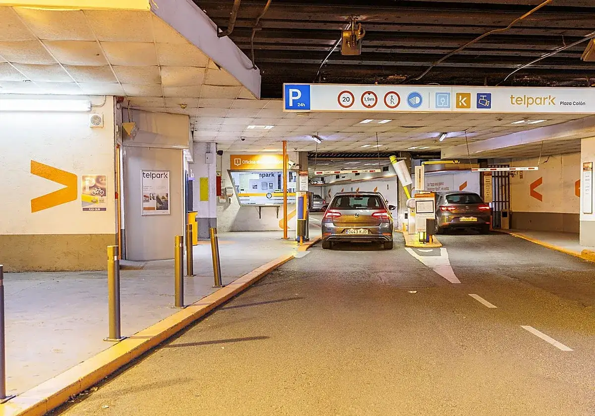Entrada al parking Col&oacute;n Barcelona. Coches esperando para entrar, barreras y se&ntilde;alizaci&oacute;n de altura y servicios.