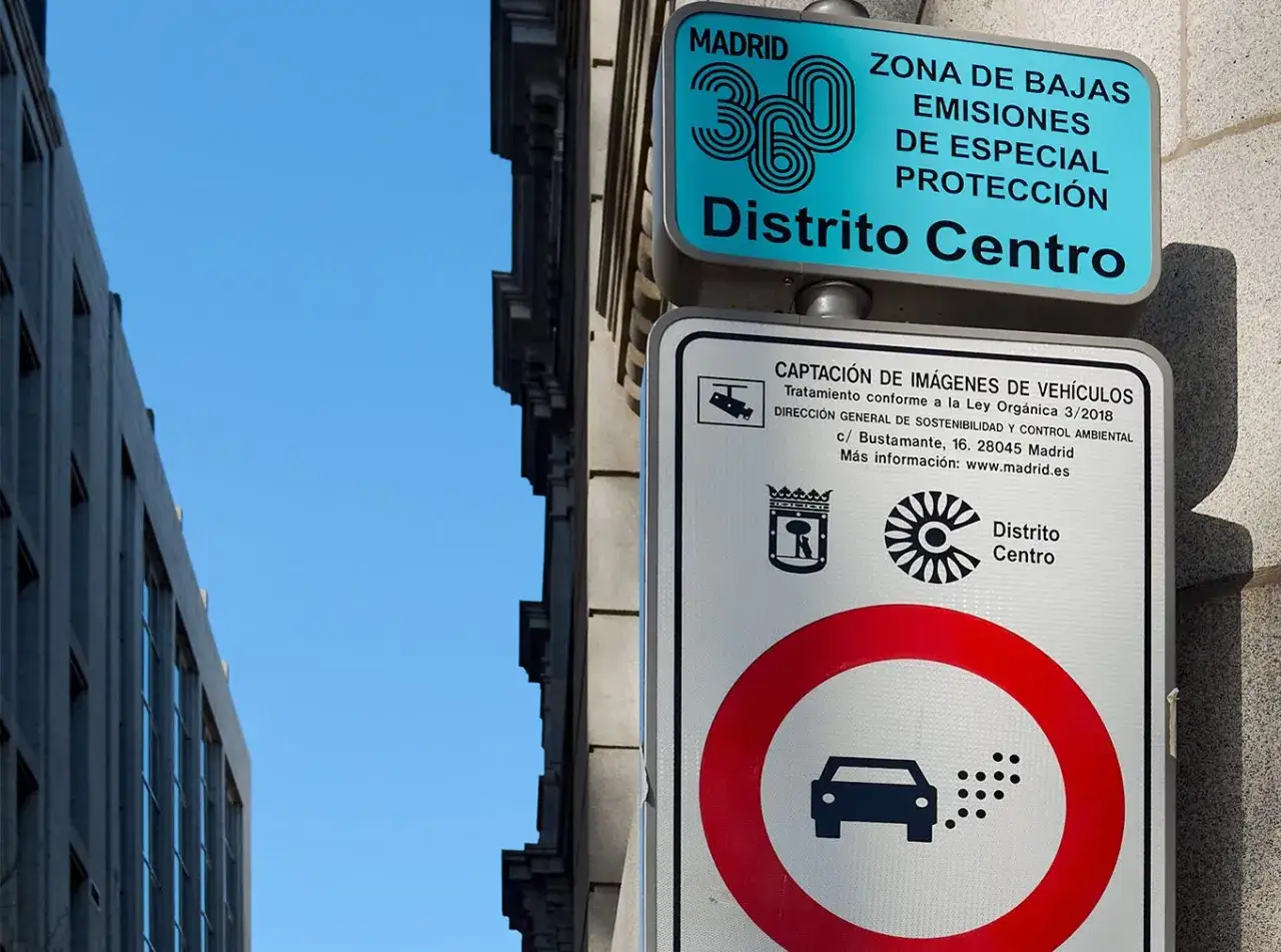 Se&ntilde;al de tr&aacute;fico en Madrid que indica 
