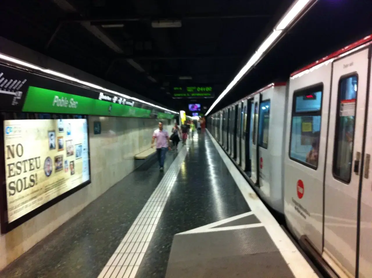 Estaci&oacute;n de metro Poble Sec en Barcelona. El tren est&aacute; detenido, pero no hay informaci&oacute;n sobre a qu&eacute; hora cierra la metro.