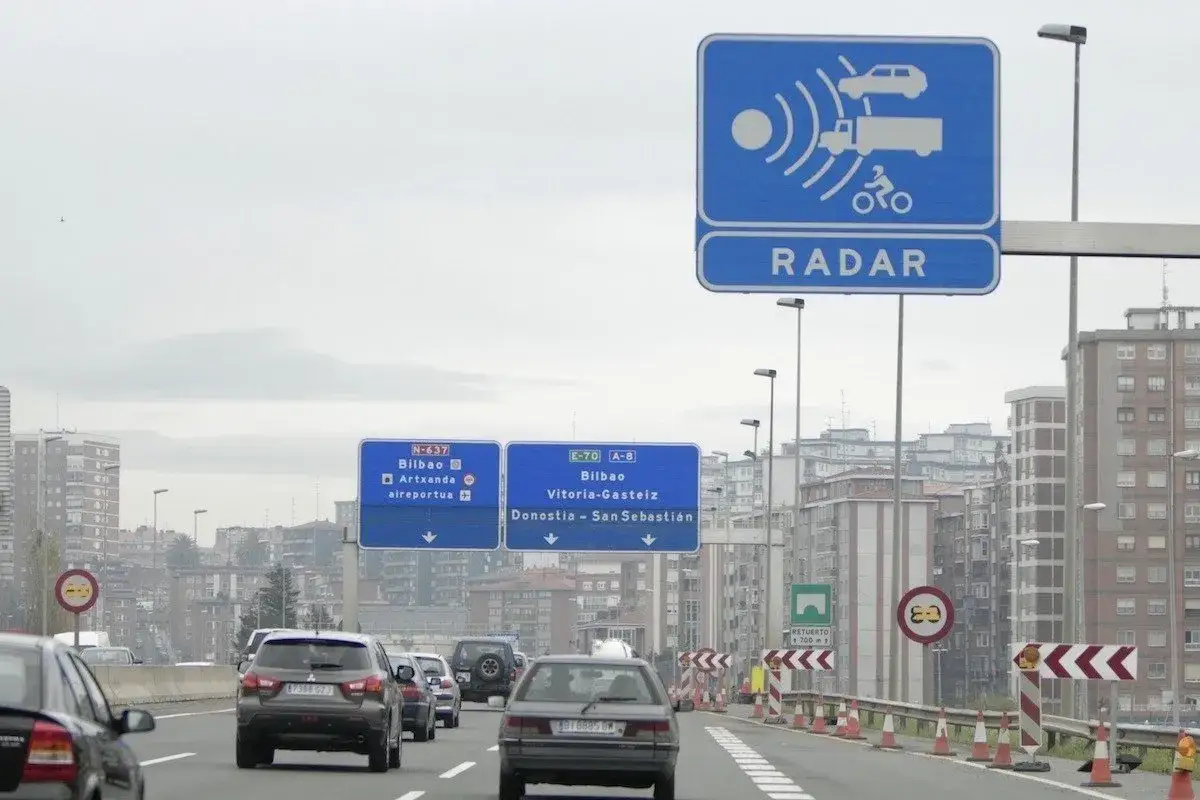 Señal de radares en la autopista, con indicaciones a Bilbao y San Sebastián. ¡Atención a los radares en Barcelona!