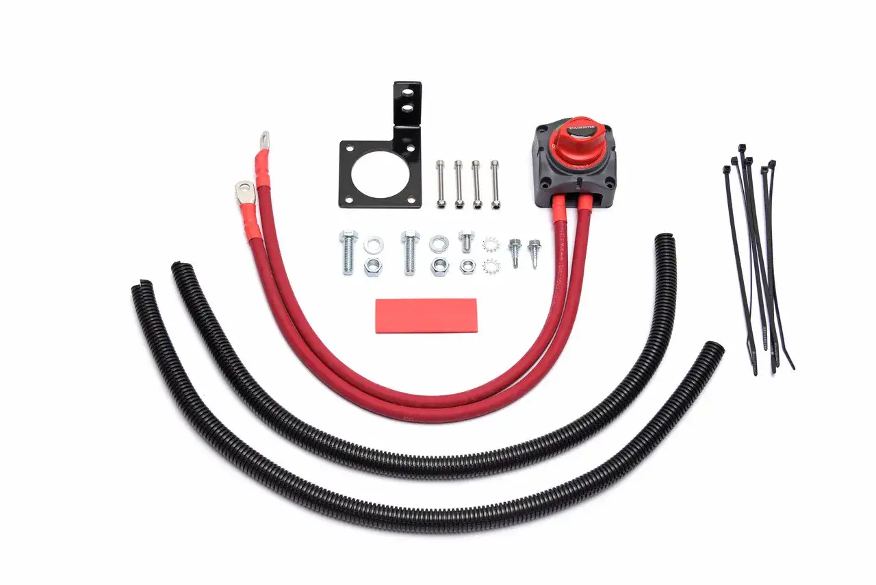 Kit para desconectar bater&iacute;a coche: interruptor rojo, cables rojos, protectores negros, torniller&iacute;a y bridas.