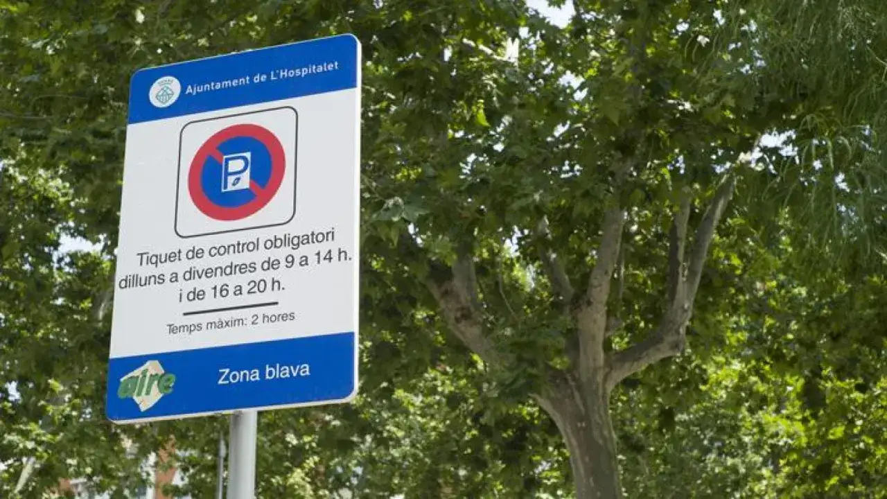 Señal de zona blava en L'Hospitalet, Barcelona. Estacionamiento regulado con tique obligatorio de lunes a viernes, máximo 2 horas.