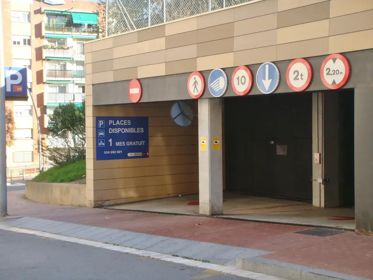 Entrada al parking BSM Vall d'Hebron. Se&ntilde;ales de tr&aacute;fico indican altura m&aacute;xima, peso y direcci&oacute;n.