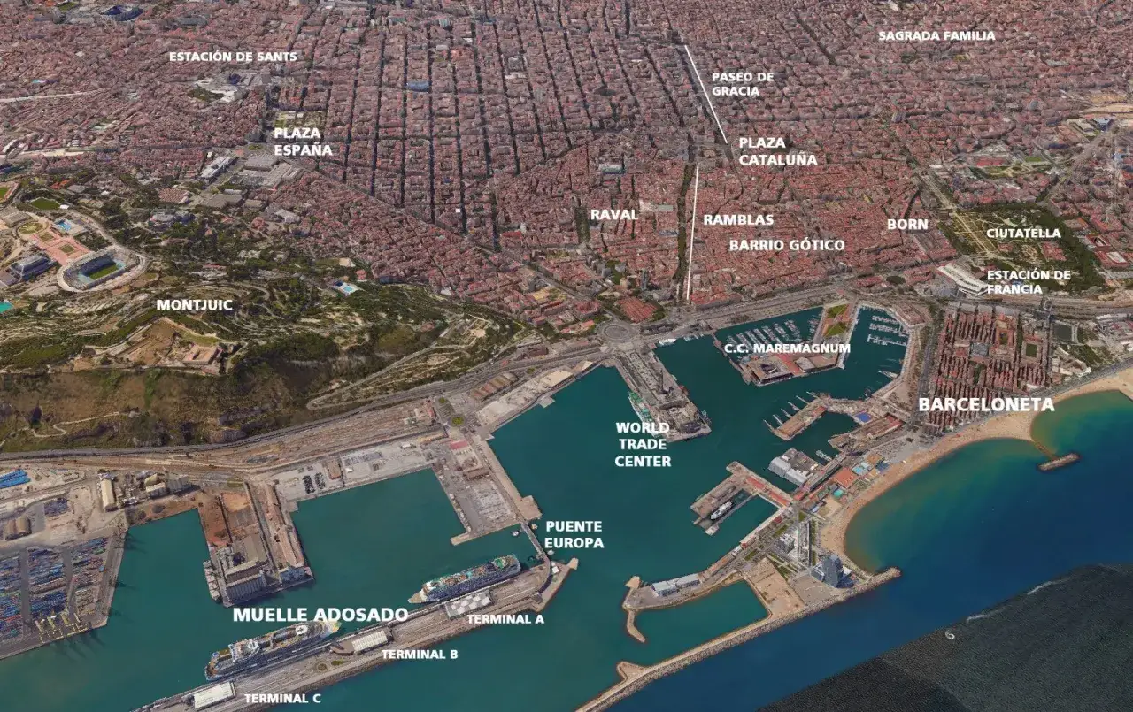 Vista aérea del puerto de cruceros de Barcelona, con el World Trade Center, el Muelle Adosado y la playa de la Barceloneta.