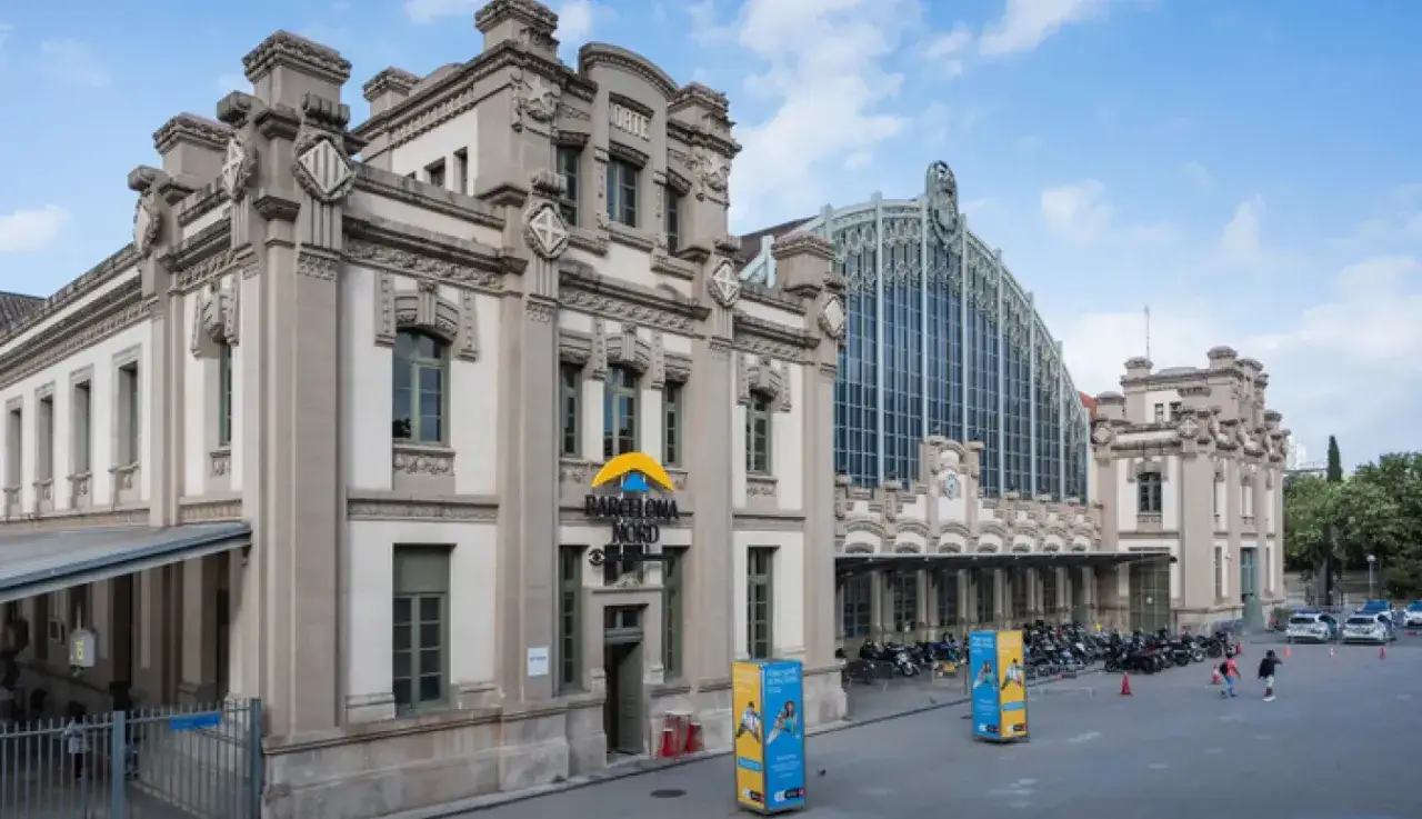Edificio hist&oacute;rico de la estaci&oacute; del Nord Barcelona, con su ic&oacute;nica marquesina de cristal y detalles arquitect&oacute;nicos.