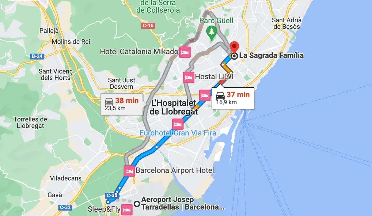 Mapa de Barcelona con ruta a La Sagrada Familia. Se ven dos aeropuertos: uno cerca de L'Hospitalet y otro llamado Josep Tarradellas.