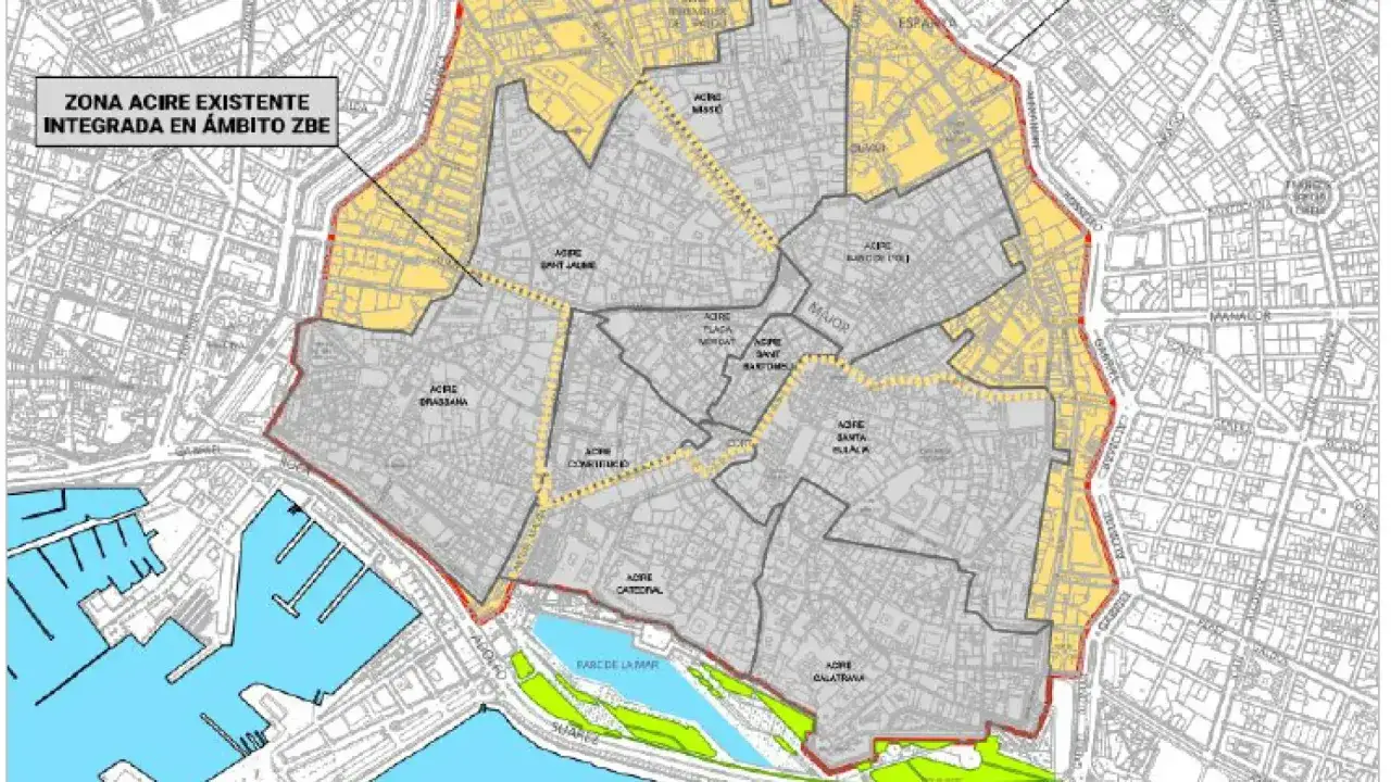 Mapa de zonas de tráfico restringido, con áreas delimitadas en gris y amarillo. Se observa el puerto y el Parc de la Mar. La zona ZBE euro 7 está integrada.