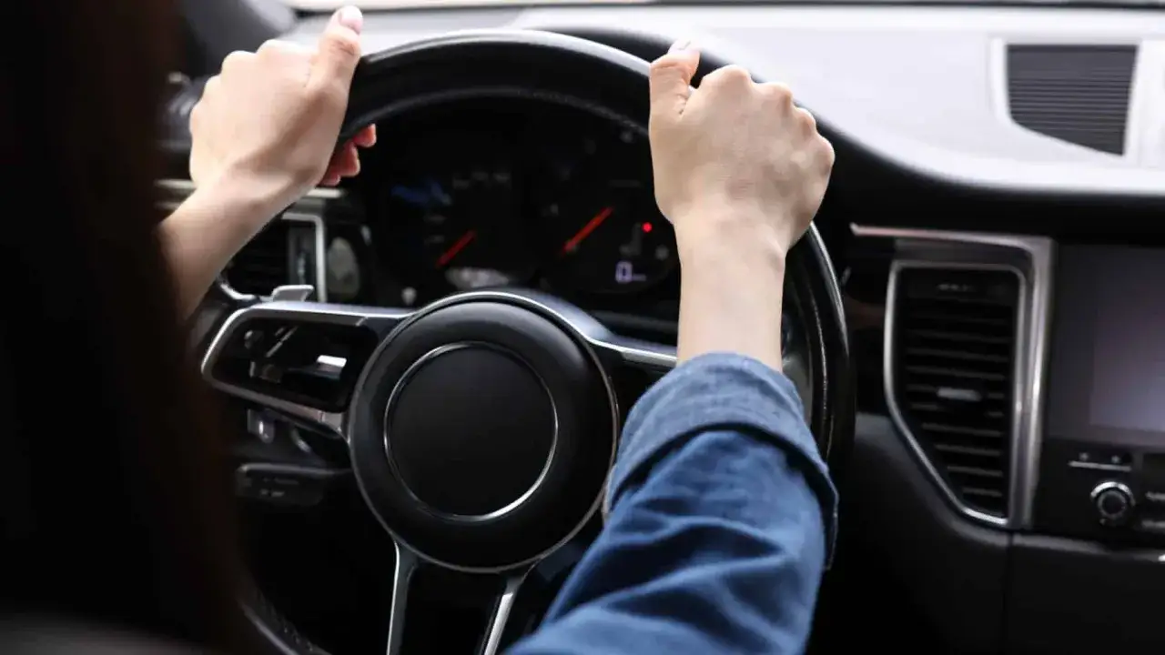 Manos al volante, el tablero se ilumina. Se escucha un leve ruido al girar el volante, &iquest;ser&aacute; hora de una revisi&oacute;n?