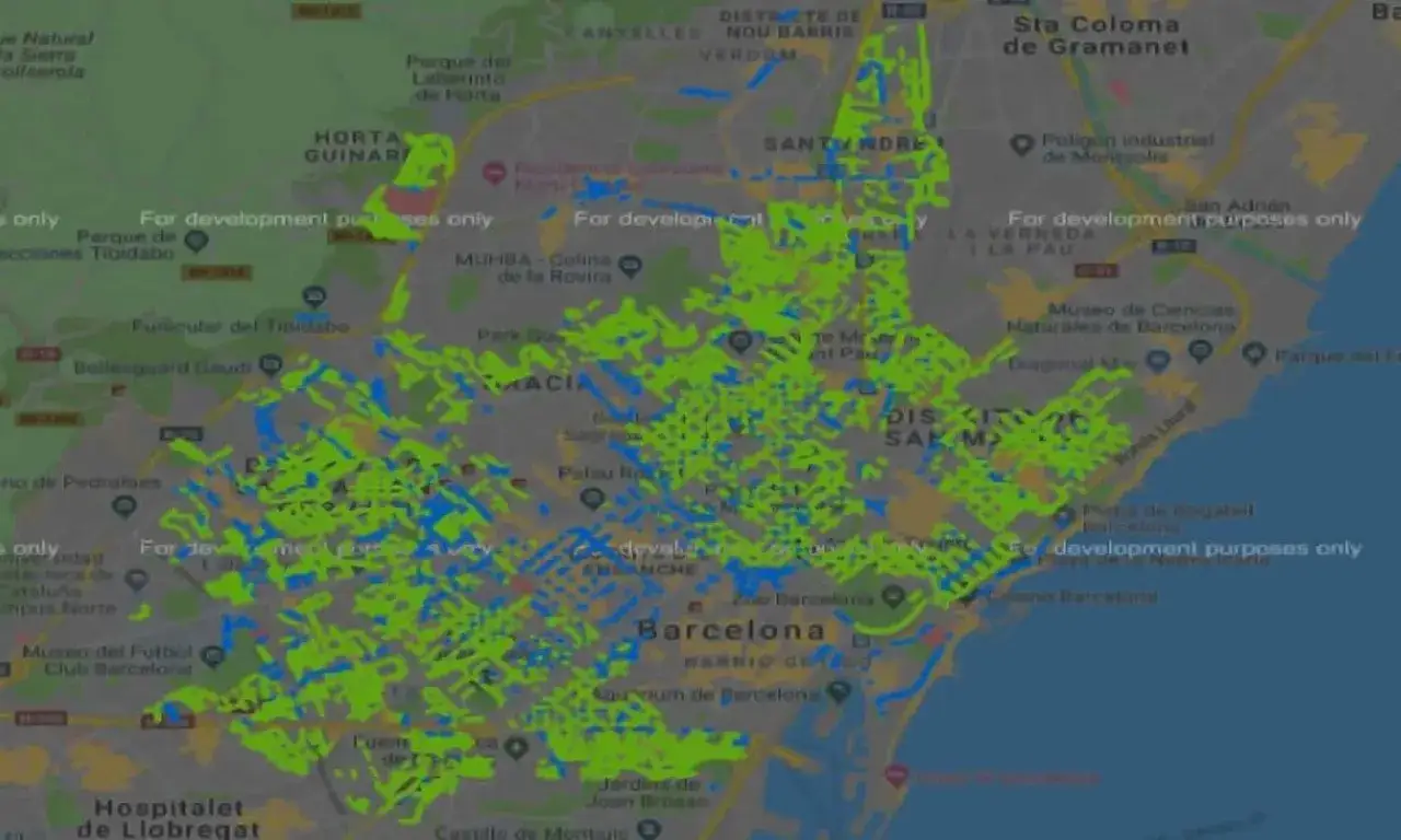 Mapa de Barcelona con zonas verdes resaltadas en verde y azul. Un domingo soleado ideal para explorar la zona verte Barcelona.