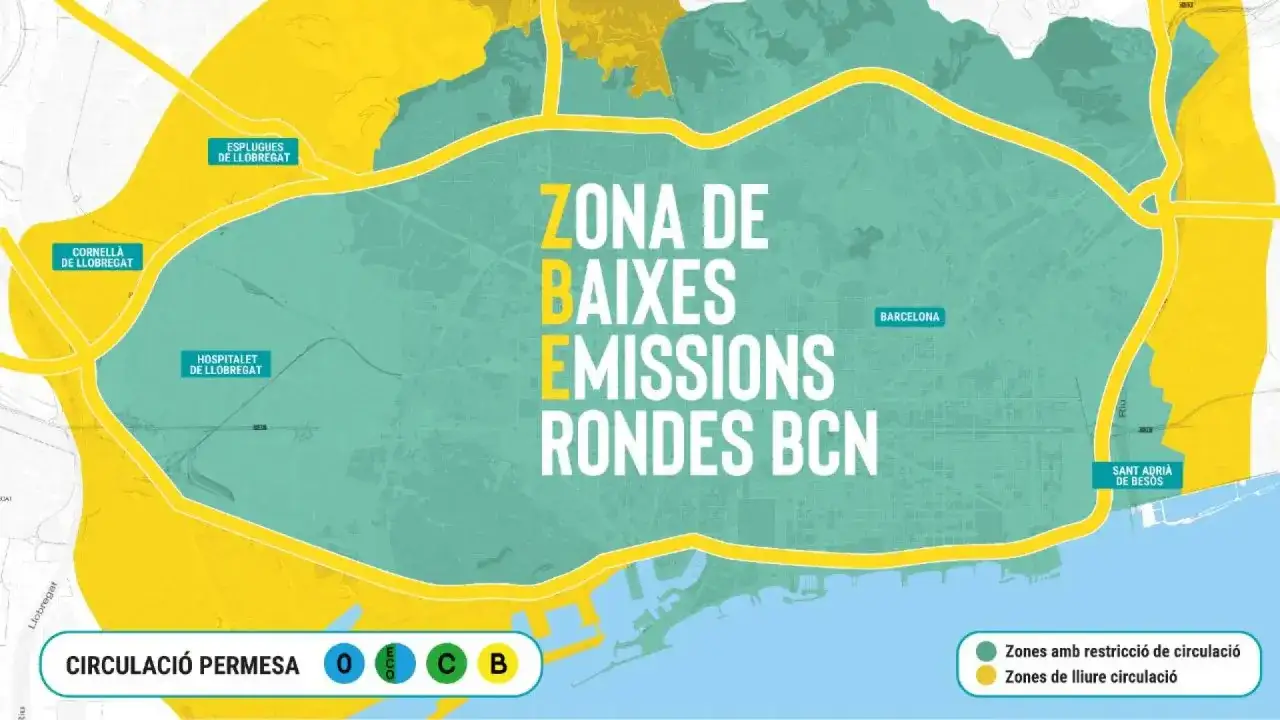 Mapa de la Zona de Baixes Emissions (ZBE) de Barcelona. Se muestra la prohibici&oacute;n de coches gasolina en &aacute;reas verdes y amarillas.