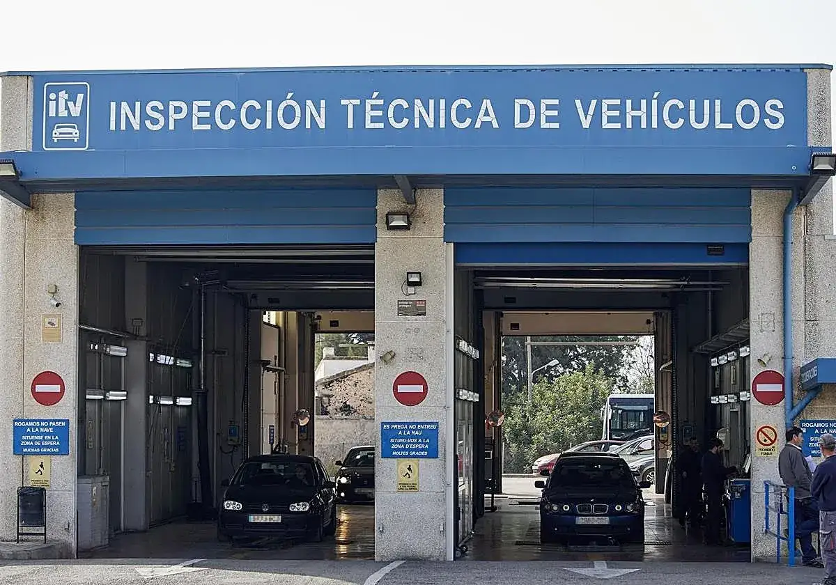 En un centro de inspección técnica de vehículos, varios coches esperan. Un coche embargado puede pasar la ITV si cumple los requisitos.