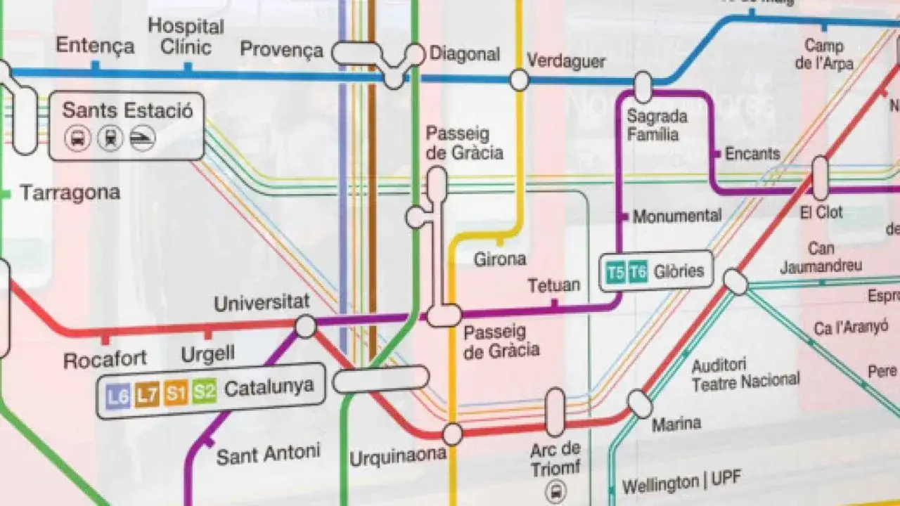 Mapa del zone transport barcelone con estaciones como Sants Estació, Passeig de Gràcia y Sagrada Familia.