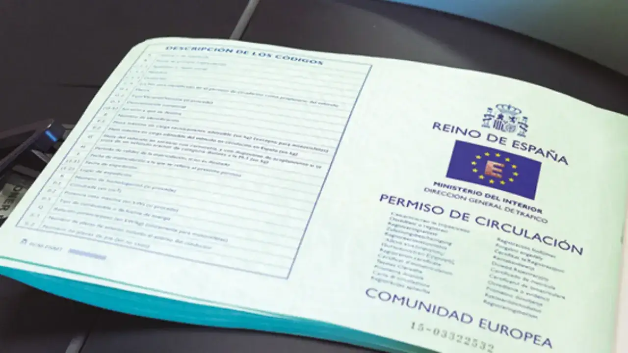 Permiso de circulaci&oacute;n espa&ntilde;ol. Se puede poner un coche a nombre de dos personas, indicando los datos de ambos titulares.