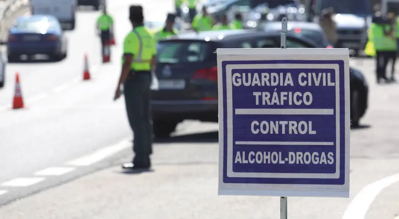 Señal de control de alcoholemia y drogas de la Guardia Civil en un control de tráfico.
