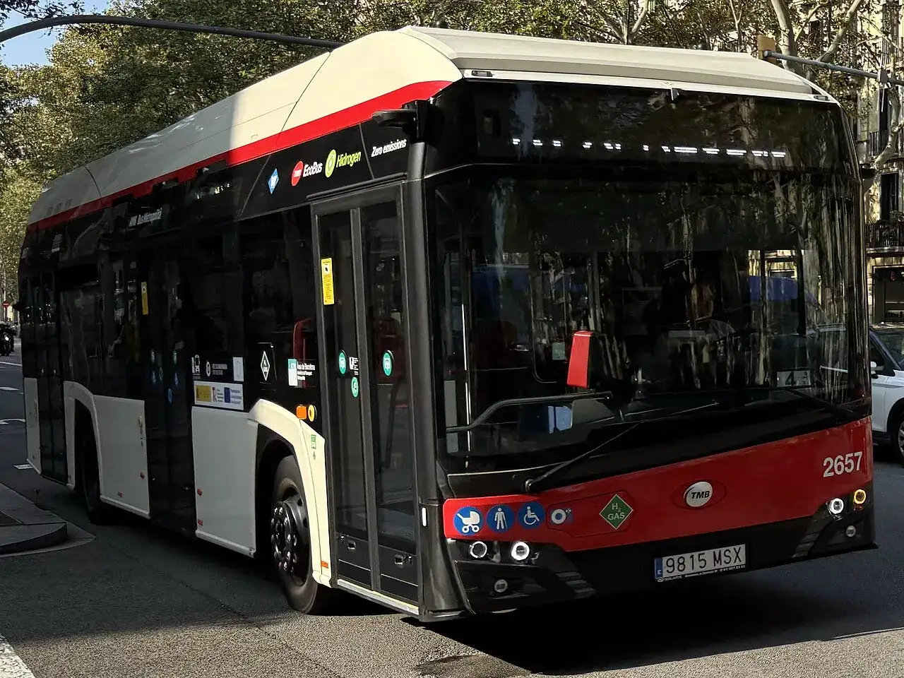 Autob&uacute;s de hidr&oacute;geno TMB en Barcelona, listo para prendre le bus a Barcelone. Es un veh&iacute;culo moderno con dise&ntilde;o ecol&oacute;gico.