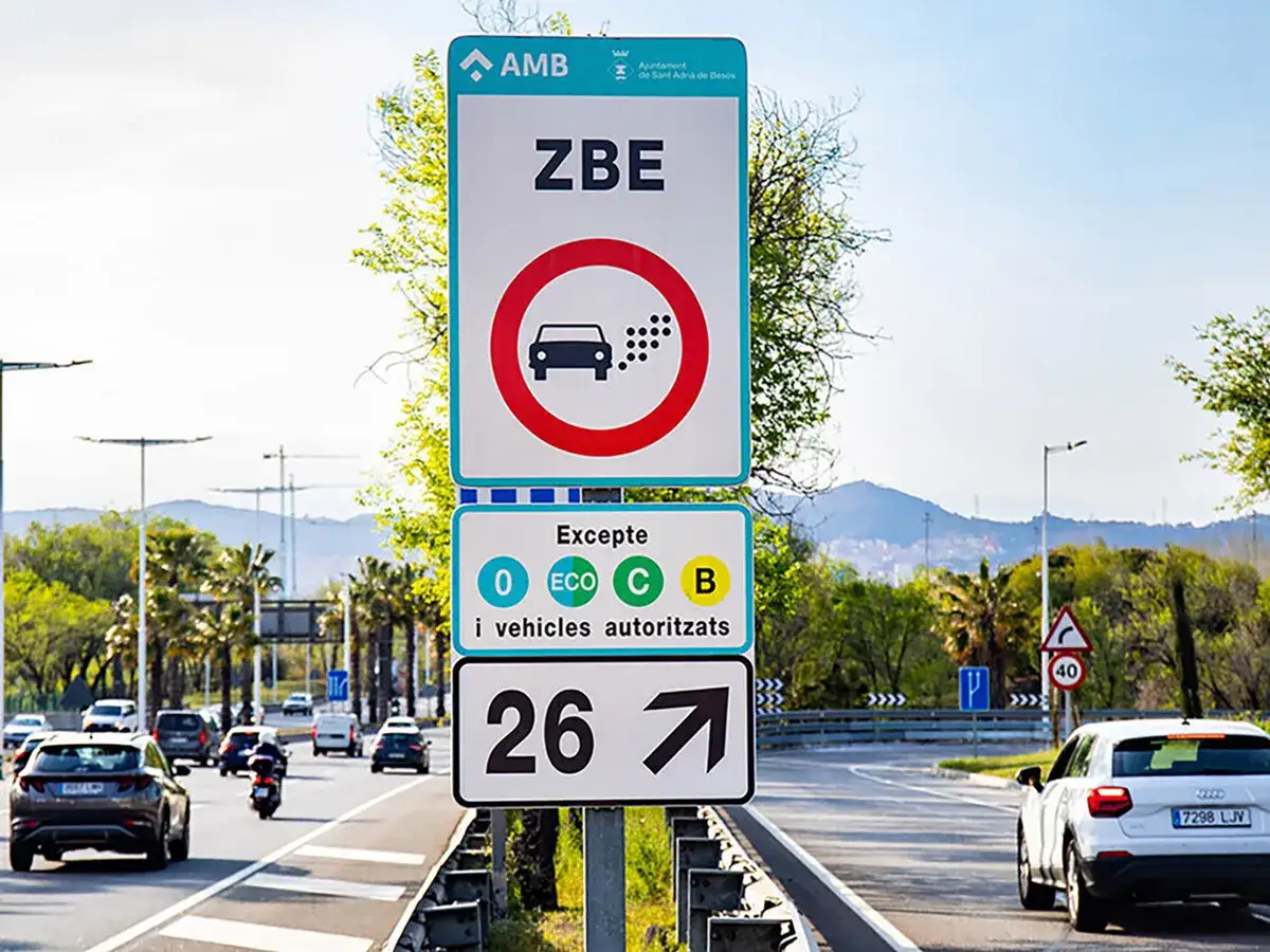 Señal de Zona de Bajas Emisiones (ZBE) con distintivos ECO, C y B. Indica que solo vehículos con etiqueta B o superior pueden circular.