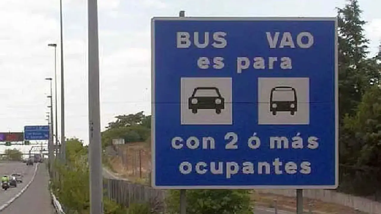 Señal de carril Vao: BUS es para con 2 o más ocupantes.