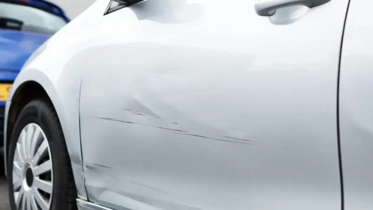 ¡Qué disgusto! Me han rayado el coche. Se ven marcas profundas en la puerta y un golpe.