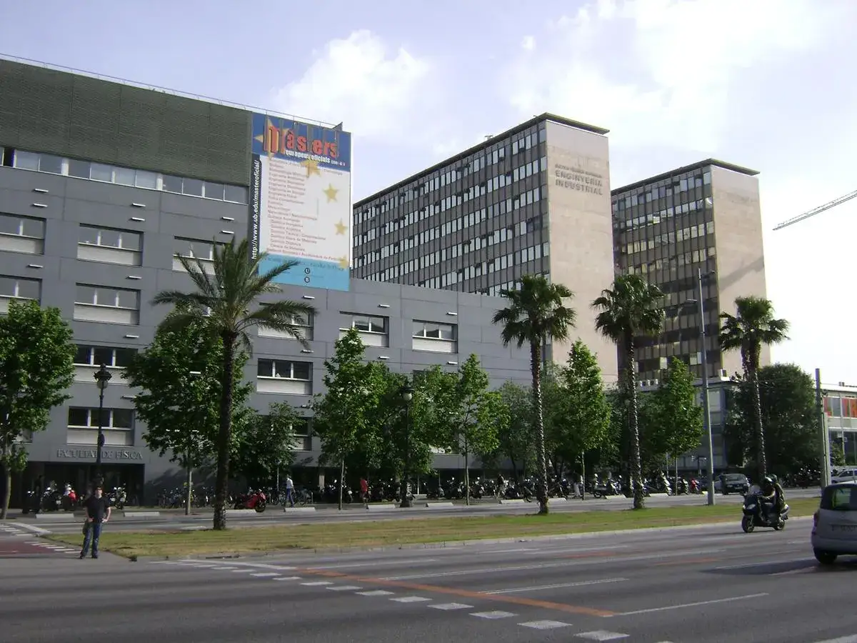 Edificios de la parking zona universitaria Barcelona. Fachada de la Facultad de Física y dos torres de Ingeniería Industrial. Palmeras y árboles.