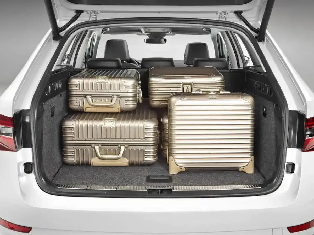 Maletero de coche lleno de maletas doradas. Se puede llevar carga con los asientos abatidos, ideal para viajes largos.