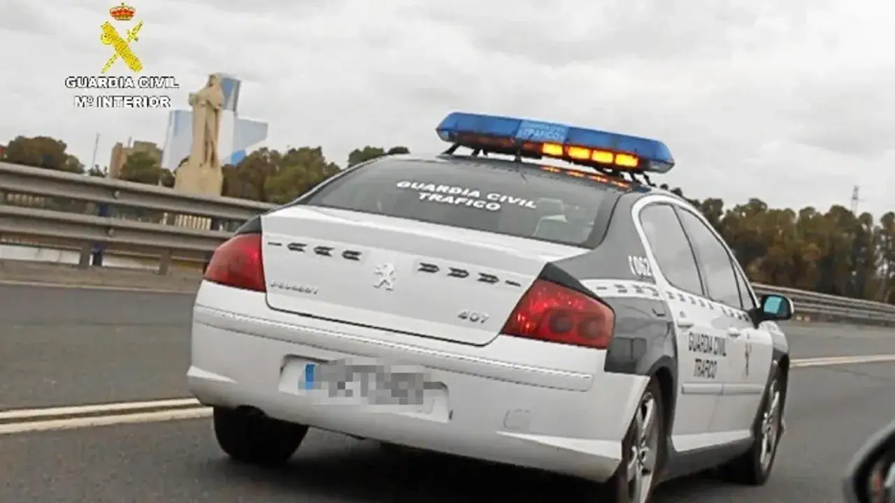 Un coche de la Guardia Civil de Tr&aacute;fico, como es un radar m&oacute;vil, circula por una autopista.